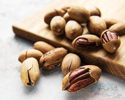 nueces pecanas en una mesa foto