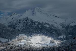 montañas después de la nevada foto