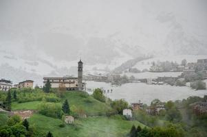 pueblo de montaña cubierto de nieve en primavera foto