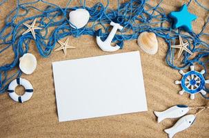 conchas, estrellas de mar y una postal en blanco foto