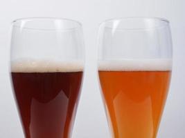 dos vasos de cerveza alemana foto