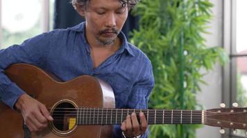 Portrait de musicien jouant de la guitare en studio video