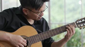 portret van muzikant die gitaar speelt in studio video