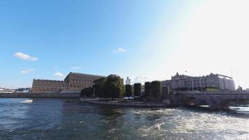 Zeitraffer des Stadtbildes und des großen Flusses in der schwedischen Stadt. schöner tag mit blauem klaren himmel. einer der atemberaubenden Blick auf die grüne Stadt im schwedischen Konzept video