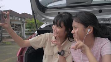 deux soeurs adolescentes prenant une photo de selfie avec un téléphone portable. video