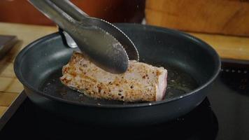 carne de cerdo frita en sartén caliente. video