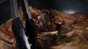close-up lekker lamsvlees frituren. video