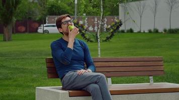 hombre guapo comiendo comida saludable en el parque. video