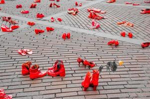 bergamo italia 17 de mayo de 2013 zapatos rojos para denunciar la violencia contra la mujer foto