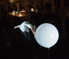 Bérgamo, Italia, 14 de septiembre de 2018, actuación de danza acrobática suspendida en el aire, actuación de molecoleshow foto