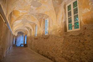 Bérgamo Italia 27 de agosto de 2018 claustro del monasterio del carmín de Bérgamo foto