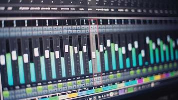 Multitrack music software mixer with automatically changing volumes video