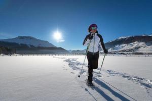 paseo con raquetas de nieve en una extensión nevada en los alpes foto