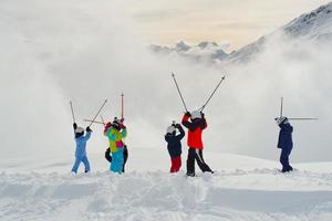 pequeños esquiadores en los alpes suizos foto