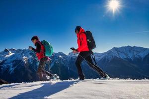 dos chicas van de excursión a la nieve con ropa técnica foto