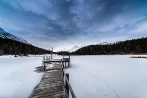 muelle en lago congelado foto