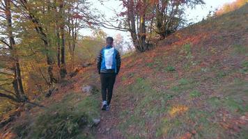 uomo con zaino sul sentiero della collina in autunno video