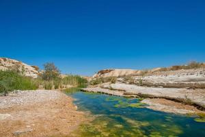 agua en el desierto de negev, israel foto