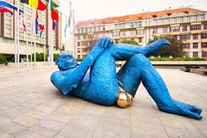 praga 20190 bolas de king kong en praga por denis defrancesco, artista francés foto