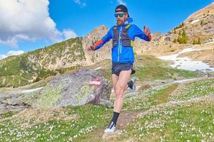 corredor de descenso en sendero de montaña informado foto