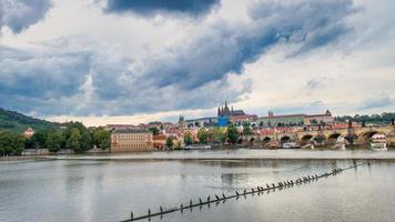 el vltava en praga con la llegada de una tormenta foto