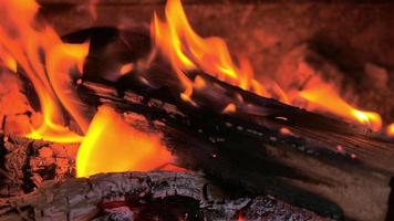 chauffage au bois dans la cheminée video