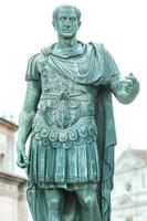 estatua de bronce de julio césar en roma foto