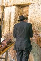 jerusalén, israel - el hombre judío reza, el muro es el lugar más sagrado para los judíos foto