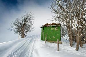 cabaña de caza en la nieve foto