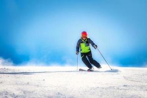 niña mujer hembra en el esquí en acción foto