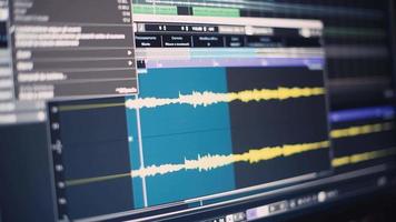 detalj av datorskärm som genomgår redigeringsarbete för ljudfiler video