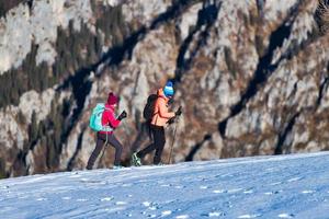 un par de chicas durante una caminata deportiva en la nieve foto