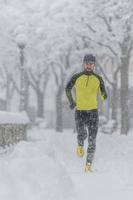 un joven atleta con barba durante una carrera en la nieve foto