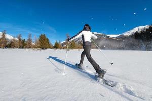 caminata dinámica con raquetas de nieve en una extensión de nieve foto