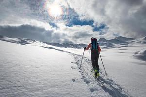 ascenso de esquí de montaña en un lugar de cuento de hadas foto