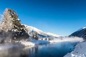 río en las montañas de invierno foto