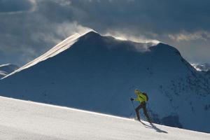 hombre con raquetas de nieve foto