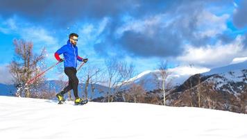 tour con raquetas de nieve un joven deportista solo foto