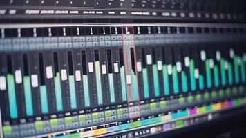 dettaglio del monitor con software musicale multitraccia video