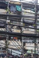 caos absoluto del cable en el poste de energía tailandés en bangkok, tailandia. foto
