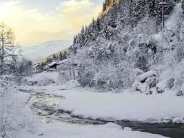 hermoso río en paisaje invernal en noruega. foto