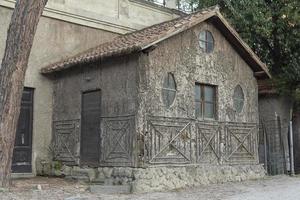 la fachada de la antigua granja gris en italia. foto