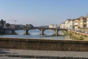 vista del río arno en florencia, toscana, italia, desde ponte vecchio. puente a una distancia de ponte alle grazie. foto