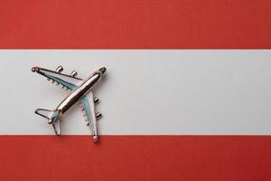 el avión sobre la bandera de austria, el concepto de viaje. foto