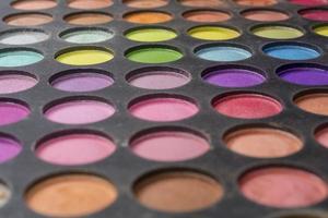 concepto de maquillaje de primer plano de paleta de sombra de ojos de colores de maquillaje. foto