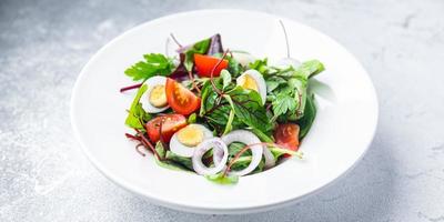 ensalada huevo de codorniz tomate, mezcla de lechugas hojas comida saludable ceto o dieta paleo