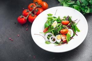 ensalada huevo de codorniz tomate, mezcla de lechugas hojas comida saludable ceto o dieta paleo