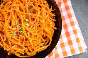 Ensalada de zanahoria vegetal beta caroteno comida fresca y saludable foto