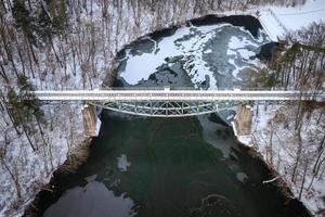 paisaje invernal del puente ferroviario en rutki sobre el río radunia, kashubia. Polonia foto
