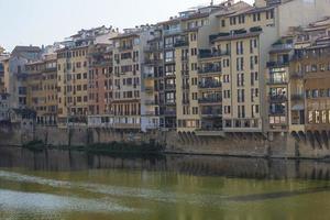 casas en florencia cerca de ponte vecchio en octubre de 2018. foto